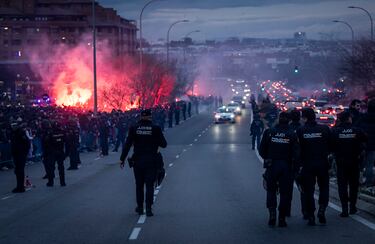 La afición del Atleti ha recibido a su equipo a su llegada al Metropolitano antes del partido de Champions contra el Real Madrid.