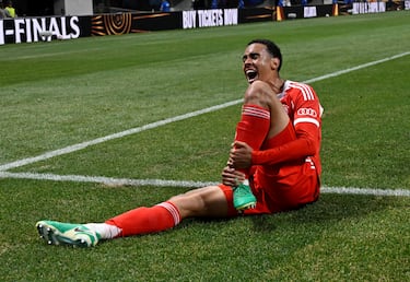 La secuencia es terrorífica. El jugador alemán intentaba proteger el balón cuando Donnarumma, arrastrando, ha aprisionado la pierna del jugador bajo su cuerpo. Podría ser una fractura de tibia y peroné o una luxación grave de tobillo.Morano