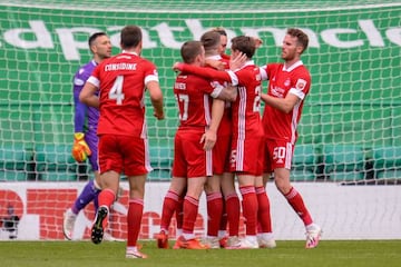 Lewis Ferguson (19) of Aberdeen FC is congratulated by his team mates after scoring a penalty during the Scottish championship Premiership football match between Hibernian and Aberdeen on 30 August 2020 at Easter Road Stadium in Edinburgh, Scotland - Phot