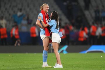 El delantero noruego del Manchester City celebró la victoria en la final de la Champions League 2023 sobre el césped del Estadio Olímpico Atatürk junto a su pareja sentimental Isabel Haugseng.