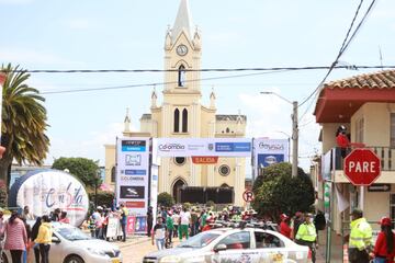 El ciclista colombiano del Arkéa - Samsic, acompañó a las ciclistas en la salida de la primera etapa de La Vuelta a Colombia Femenina, que tendrá la participación de 134 ciclistas pertenecientes a 24 equipos de todo el país y que competirán por el título del 7 al 11 de noviembre.