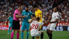 Koundé ayuda a incorporarse a Diego Carlos en presencia de Bono y Benzema en un Sevilla-Real Madrid.