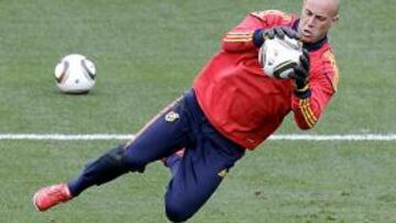 Reina confiesa temer por la continuidad de Gerrard en el Liverpool