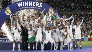 Marcelo, rodeado por el resto de la plantilla, levanta al cielo de París la Decimocuarta que el Real Madrid conquistó el sábado al ganar al Liverpool en el Stade de France.