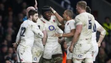 Maro Itoje celebra con sus compañeros.