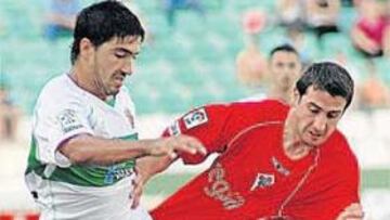 <b>SIN TINO. </b>Raúl Martín se incorporó por banda pero sus centros no encontraron rematador.