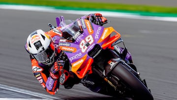 Martín en Silverstone con su casco a lo Ángel Nieto.