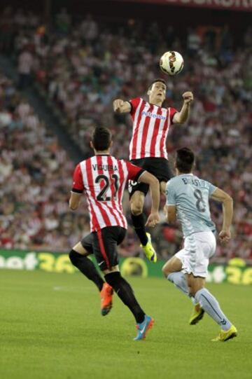 El delantero del Athletic Club Aritz Aduriz salta por el balón junto a su compañero Laporte y el jugador del Eibar Jon Errazti, durante el partido de la sexta jornada de Liga en Primera Division que se juega esta noche en San Mamés.