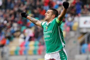 El 11 de septiembre del 2005, Campos Toro, en su debut por Audax Italiano, anotó los dos goles del triunfo por 2-1 sobre Cobreloa. Así, conquistó su primer gol en Primera a los 16 años con 81 días.