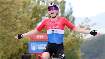 Demi Vollering celebra una victoria en La Vuelta 2024.