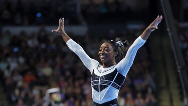 Simone Biles compite en el ejercicio de suelo durante el Core Hydration Classic, en su regreso a la competición de gimnasia.