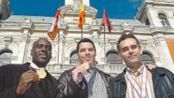 <b>HOMENAJEADOS. </b>Los campeones del Valladolid, en el Ayuntamiento.