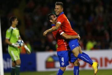 Eduardo Vargas celebra su gol durante el partido ante Venezuela.