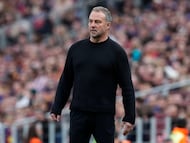 BARCELONA, 15/03/2026.- El entrenador del FC Barcelona, Hansi Flick, durante el partido de LaLiga entre el Barcelona y el Sevilla disputado en el Camp Nou en Barcelona, este domingo. EFE/ Enric Fontcuberta