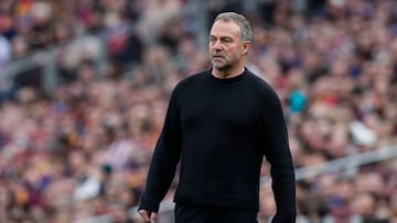 BARCELONA, 15/03/2026.- El entrenador del FC Barcelona, Hansi Flick, durante el partido de LaLiga entre el Barcelona y el Sevilla disputado en el Camp Nou en Barcelona, este domingo. EFE/ Enric Fontcuberta