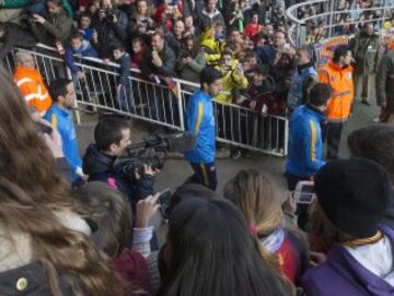 Una aficionada del Real Madrid en el entrenamiento del Barça