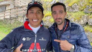 Alberto Contador posa junto a Egan Bernal tras una entrevista en una carrera.