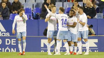 Los jugadores del Zaragoza celebran uno de los cuatro goles contra el Sporting.
