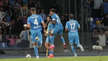 Los jugadores del Nápoles celebran con Kvaratskhelia el segundo gol del equipo de Conte.