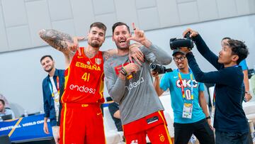 Juancho Hernangómez y Rudy Fernández posan felices en la sesión de fotos de la Selección española previa al inicio del Mundial, en Yakarta (Indonesia).