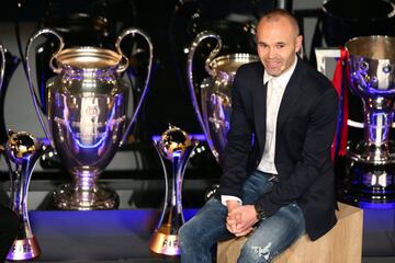 El emotivo homenaje a Iniesta