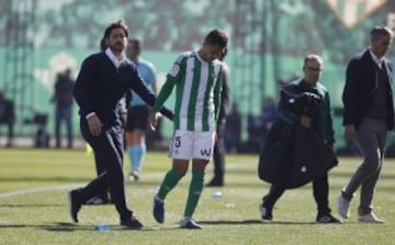 Víctor Sánchez del Amo felicita a Petros tras finalizar el partido.