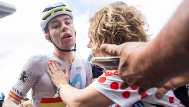 Ivan Romeo, llegó a meta con el lado derecho ensangrentado después de sufrir una caída durante la etapa 20 del Tour de Francia.