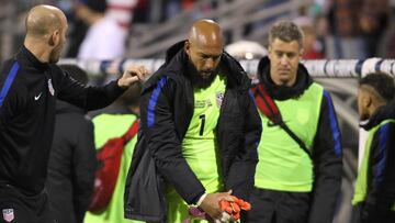 USA goalkeeper Tim Howard leaves the game due to injury