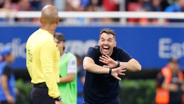 AME4885. GUADALAJARA (MÉXICO), 30/08/2025.- El entrenador de Cruz Azul, Nicolás Larcamón, reacciona este sábado, durante un partido de la jornada 7 del Torneo Apertura 2025 de la Liga MX entre Guadalajara y Cruz Azul en el estadio Akron, en Guadalajara (México). EFE/ Francisco Guasco