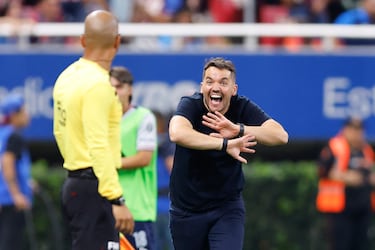Se hunden las Chivas de Milito: otra derrota ahora ante Cruz Azul