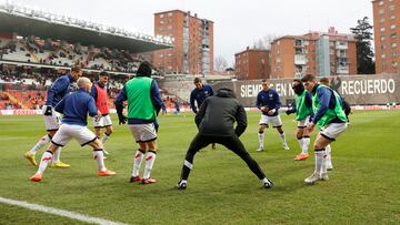 Los jugadores el Rayo calientan antes de un partido.