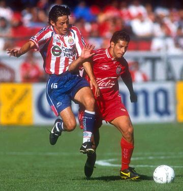 Ignacio Hierro ha sido uno de los protagonistas de las polémicas transferencias entre América y Guadalajara. Para el Invierno 1999, el central se unió al cuadro defensivo de las Chivas en un movimiento lleno de rivalidad.