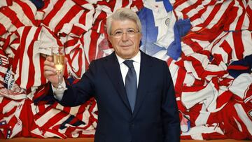Enrique Cerezo, presidente del Atl&eacute;tico, brinda por el nuevo a&ntilde;o en el Wanda Metropolitano.