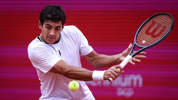 Cascais (Portugal), 06/04/2024.- Christian Garin of Chile in action against Hubert Hurkacz of Poland during the semi final of the Estoril Open tennis tournament, in Cascais, Portugal, 06 April 2024. (Tenis, Polonia) EFE/EPA/RODRIGO ANTUNES