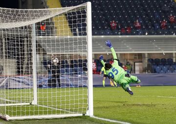 0-1. Pierluigi Gollini en el primer gol que marcó Ferland Mendy.