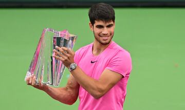 El tenista español ha ganado a Daniil Medvédev en la final de Indian Wells y recupera el número uno del ránking mundial. Alcaraz acumula ocho títulos (uno de Grand Slam, tres de Masters 1.000, dos en ATP 500 y dos en ATP 250) en 11 finales y tiene un balance de 14-9 ante jugadores del top-10.