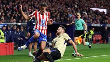 Atletico Madrid's Argentine defender #16 Nahuel Molina Lucero (L) and Barcelona's Spanish defender #24 Eric Garcia fight for the ball during the Spanish Copa del Rey (King's Cup) semi final first leg football match between Club Atletico de Madrid and FC Barcelona at Metropolitano Stadium in Madrid on February 12, 2026. (Photo by Pierre-Philippe MARCOU / AFP)