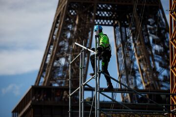 Los Juegos Olímpicos de 2024 están a la vuelta de la esquina. Se llevarán a cabo entre el 26 de julio y el 11 de agosto de 2024 en la ciudad de París. Por ello, el monumento más famoso de la capital francesa se prepara para la ocasión: la Torre Eiffel se pintará de un brillante color dorado-marrón para atraer todas las miradas de los visitantes.