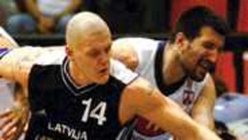 FAVORITOS. Yugoslavia, en la imagen en el partido de ayer ante Letonia, es el rival a batir de España.