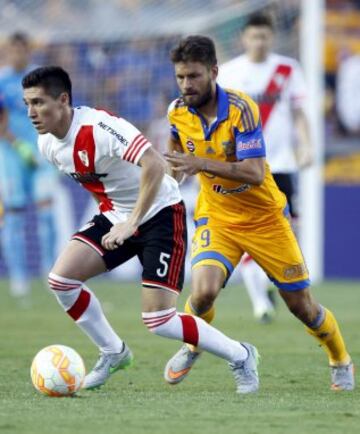 Matias Kranevitter (L) of Argentina's River Plate controls the ball past Rafael Sobis of Mexico's Tigres during the first leg of their Copa Libertadores final soccer match at the Universitario stadium in Monterrey, Mexico July 29, 2015. REUTERS/Henry Romero