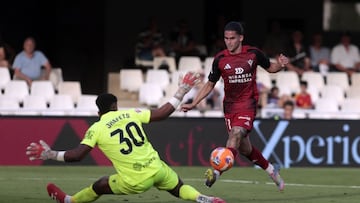 Álex Calvo pica la pelota ante la salida de Jhafets para marcar el tercero del Mirandés.
