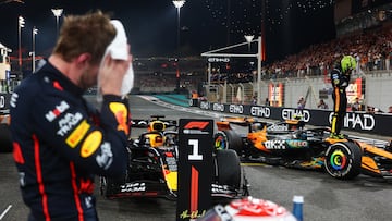 Verstappen, tras ganar la carrera de Abu Dhabi con Norris de fondo celebrando su título.