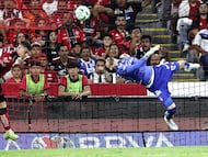 Atlas' Argentine defender #28 Manuel Capasso clears the ball next to his Colombian goalkeeper #12 Camilo Vargas during the Liga MX Clausura tournament football match between Atlas and Monterrey at the Jalisco stadium in Guadalajara, state of Jalisco, Mexico, on April 11, 2026. (Photo by Ulises Ruiz / AFP)