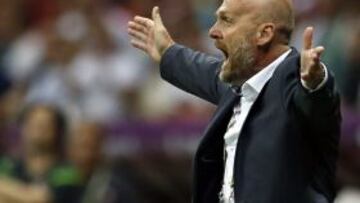 El director técnico de República Checa Michal Bilek gesticula durante el partido de cuartos de final de la Eurocopa 2012, República Checa vs Portugal, en Varsovia, Polonia, hoy, jueves, 21 de junio de 2012.