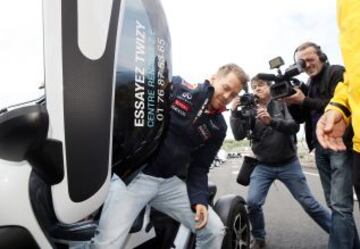 El piloto de Fórmula Uno Sebastian Vettel, visita el centro de pruebas "ZE" de Renault en Boulogne-Billancourt, Francia.