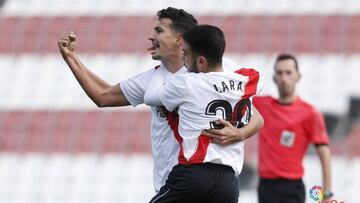 Los jugadores del Sevilla Atl&eacute;tico celebran un gol.