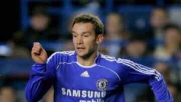 <b>INDECISO.</b> El delantero ucraniano intenta zanjar la polémica sobre lo cómodo que se encuentra en el equipo de Mourinho.