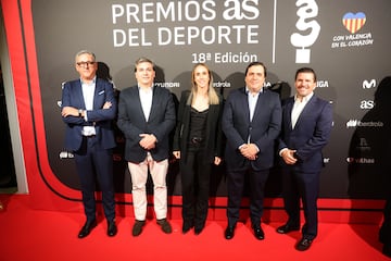 Directivos de Vithas posan en el photocall de los Premios AS del Deporte 2024. En la imagen Pepe Bouza; dircom, Óscar Martínez; director corporativo de desarrollo de negocio, Paula Huerta; social media and content manager, Pedro Rico; director general y Enrique Moreno; director de marketing.