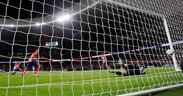 2-1. Ander Guevara, llegando desde atrás, se saca un disparo al borde del área grande que supera a Jan Oblak.