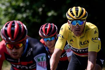 El belga Greg Van Avermaet, vistiendo el maillot amarillo de líder general, participa en la sexta etapa.